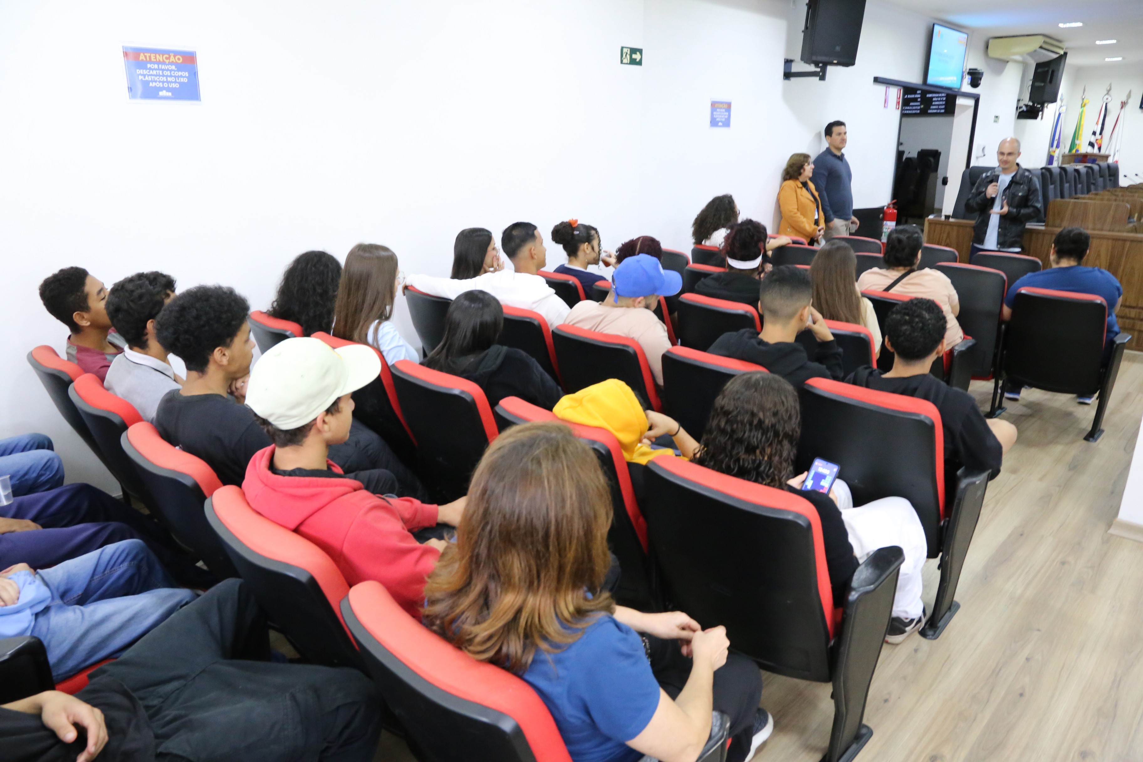 Estudantes do curso técnico em Administração visitam a Câmara