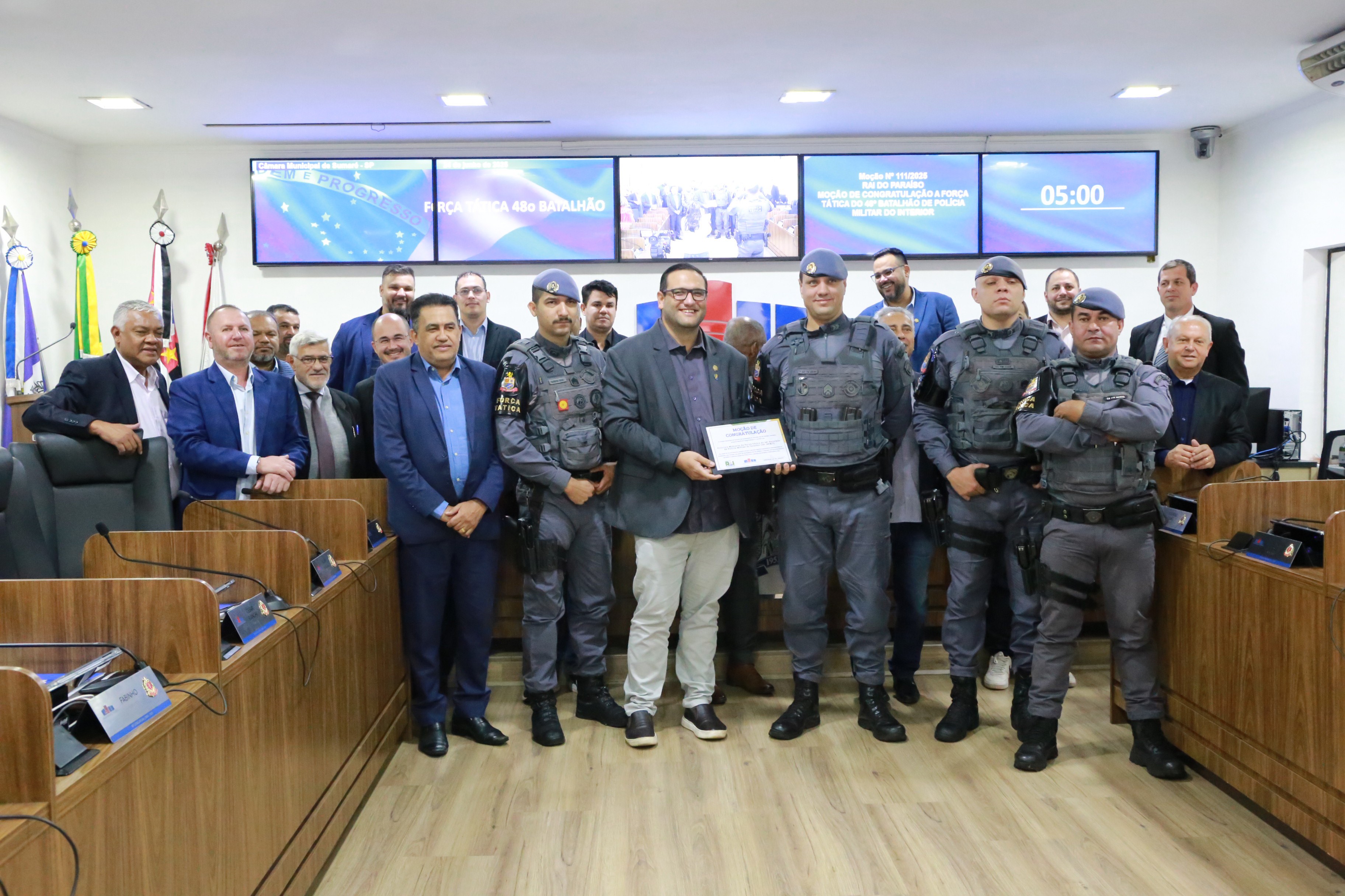Rai do Paraíso faz homenagem a policiais que realizaram parto em via pública e à delegação sumareense nos Jogos da Melhor Idade