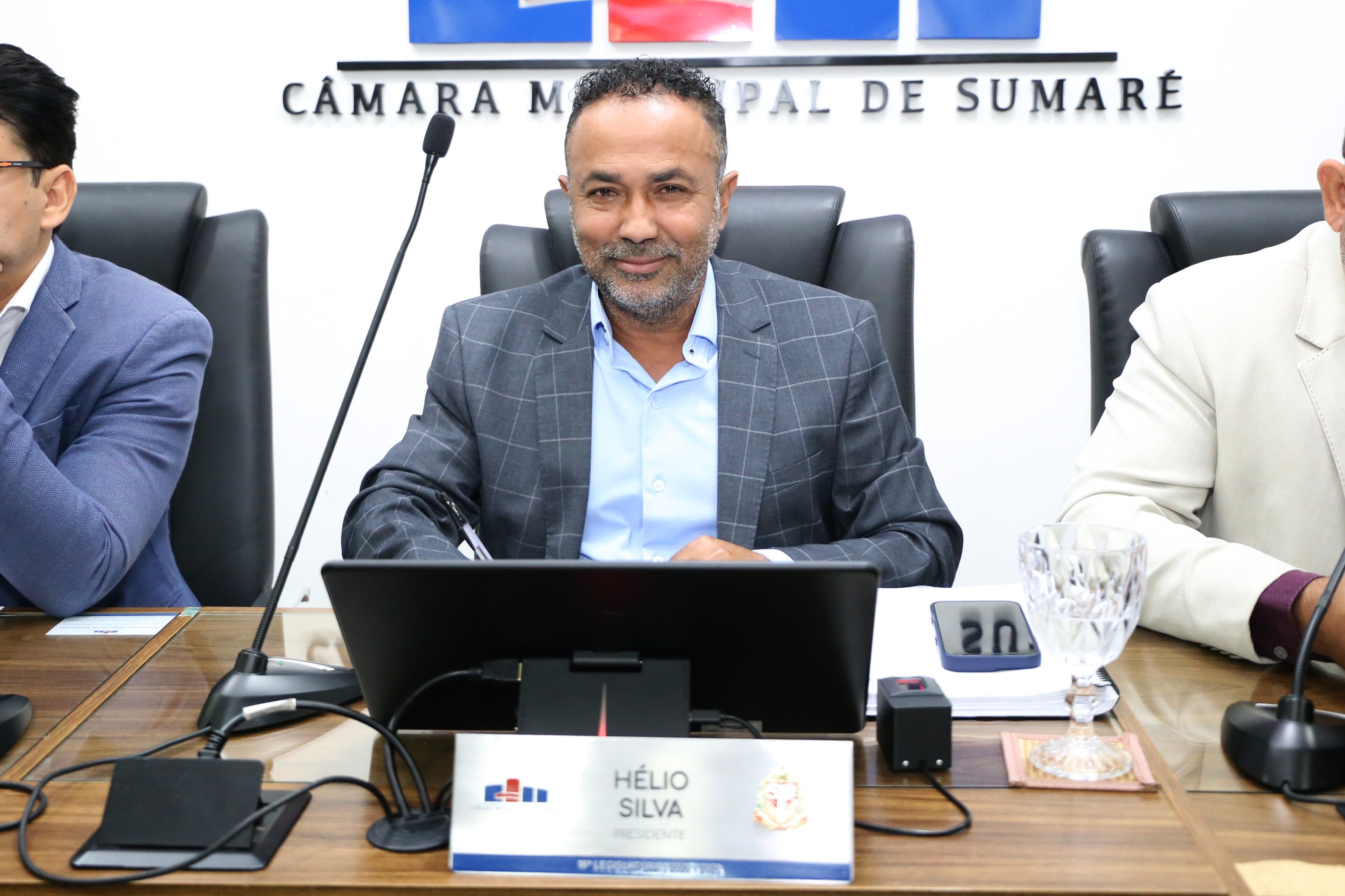 Presidente Hélio Silva congratula coordenador geral da Diretoria de Ensino de Sumaré
