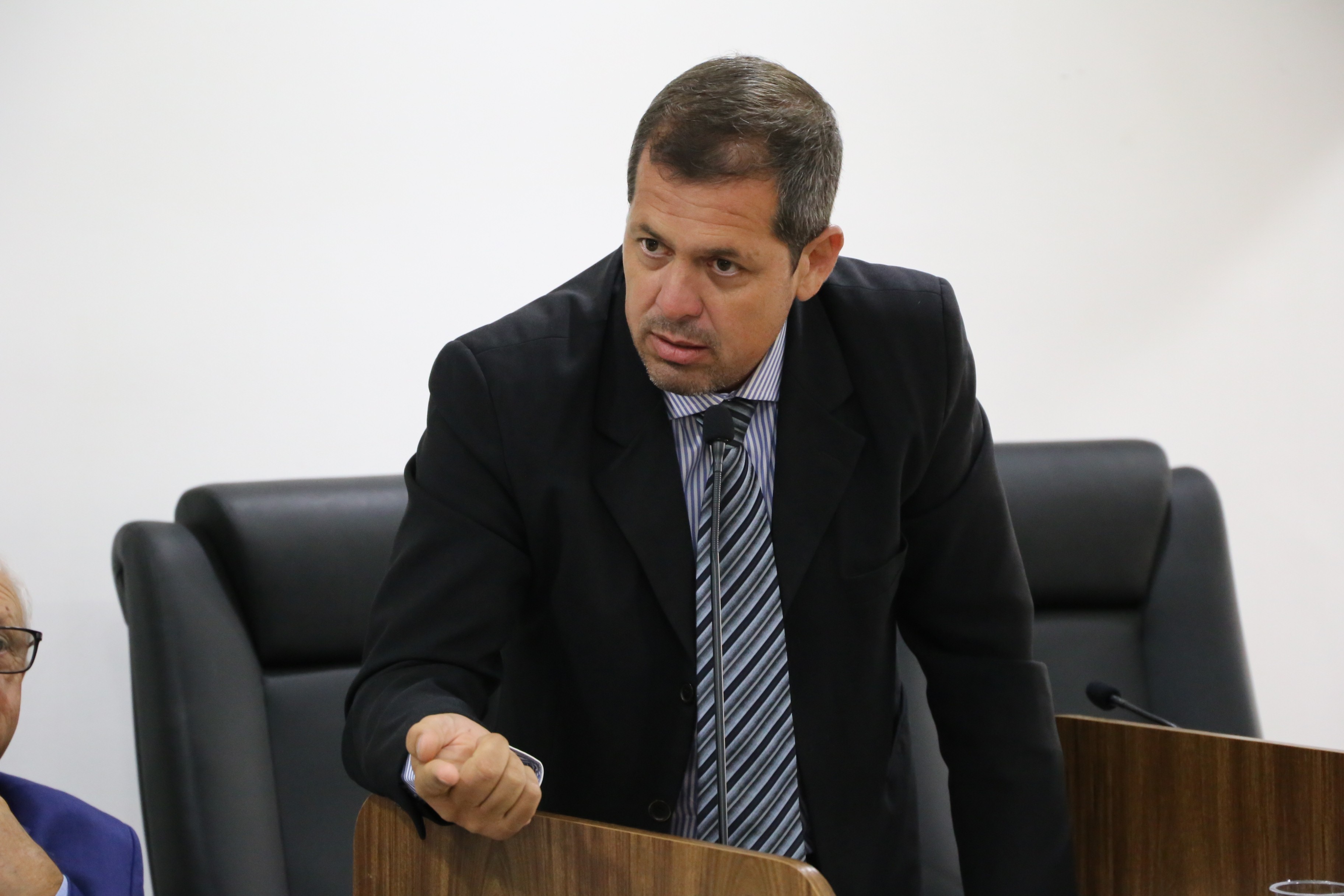 Vereadores votam projeto que proíbe batizar ruas com nomes de pessoas condenadas por feminicídio, racismo ou corrupção