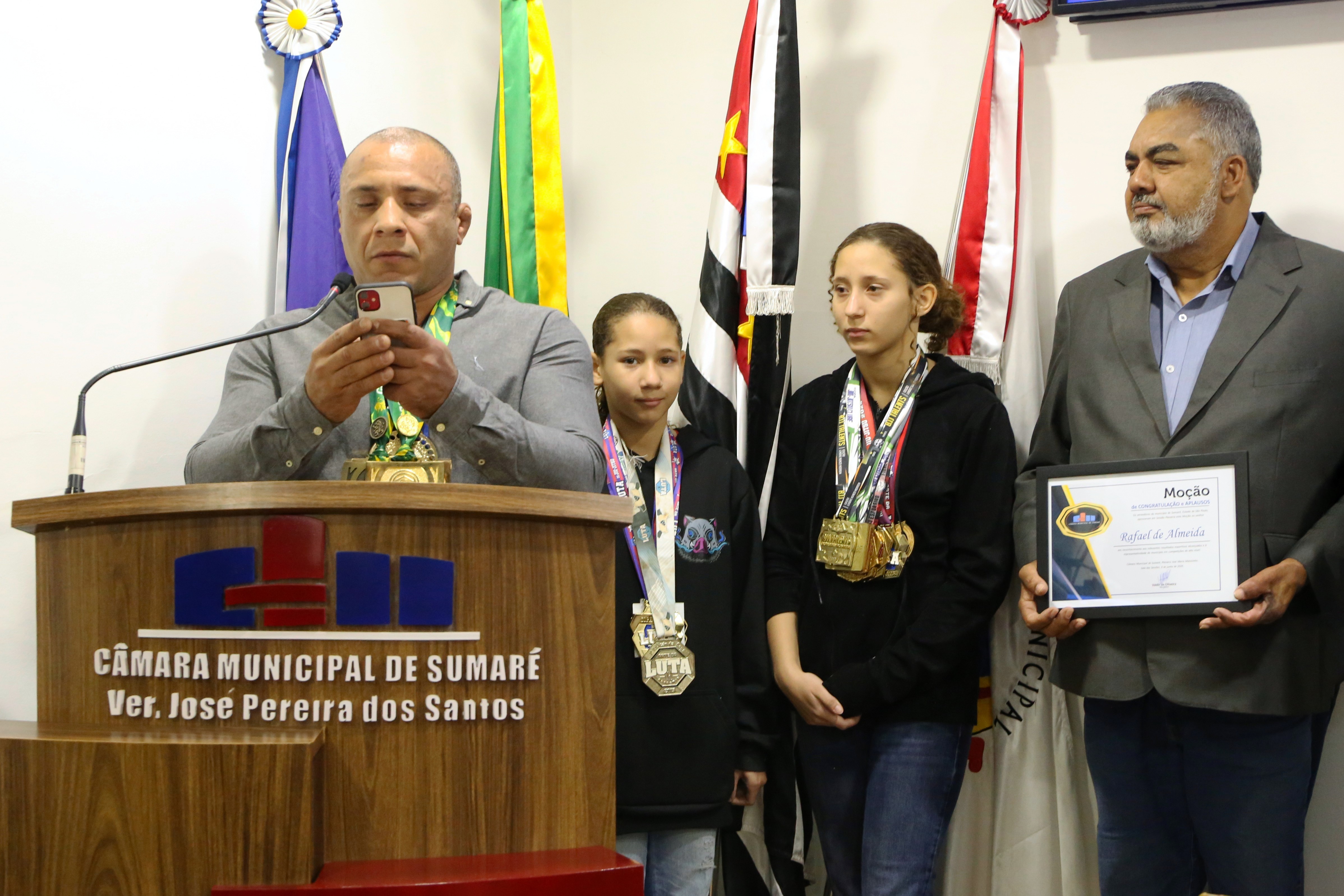 Campeão brasileiro de Jiu-Jitsu é homenageado na Câmara de Sumaré
