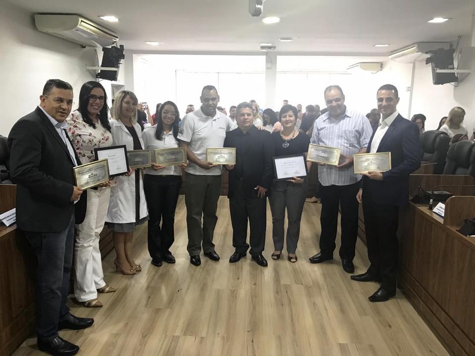 Pastor Edgardo entrega diploma ‘Ana Nery’ ao Grupo da Saúde Universal