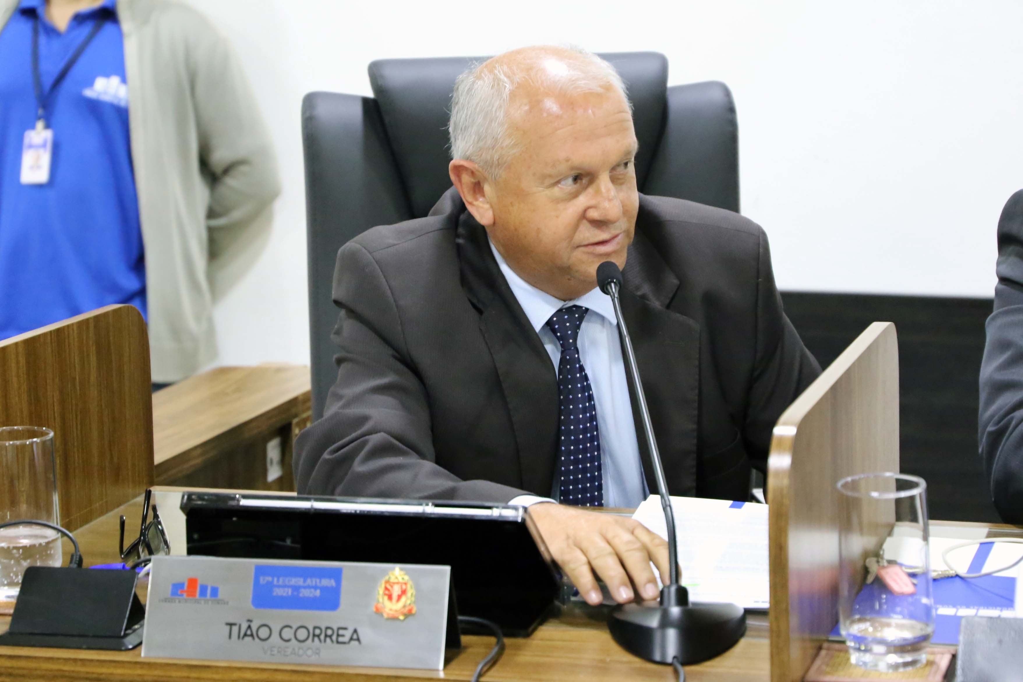 Tião Correa pede solução para filas do lado de fora de agências bancárias em Sumaré