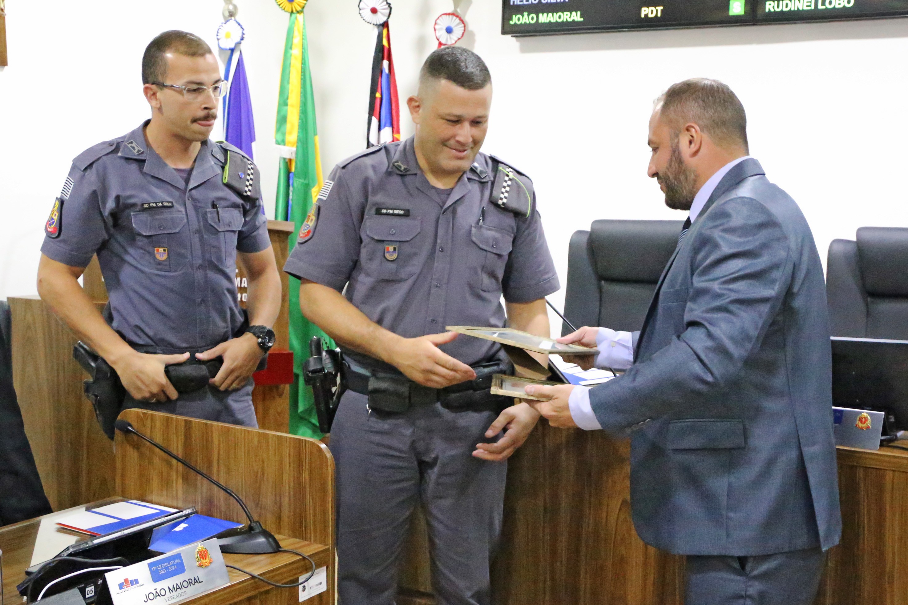 Policiais que salvaram bebê engasgado são homenageados