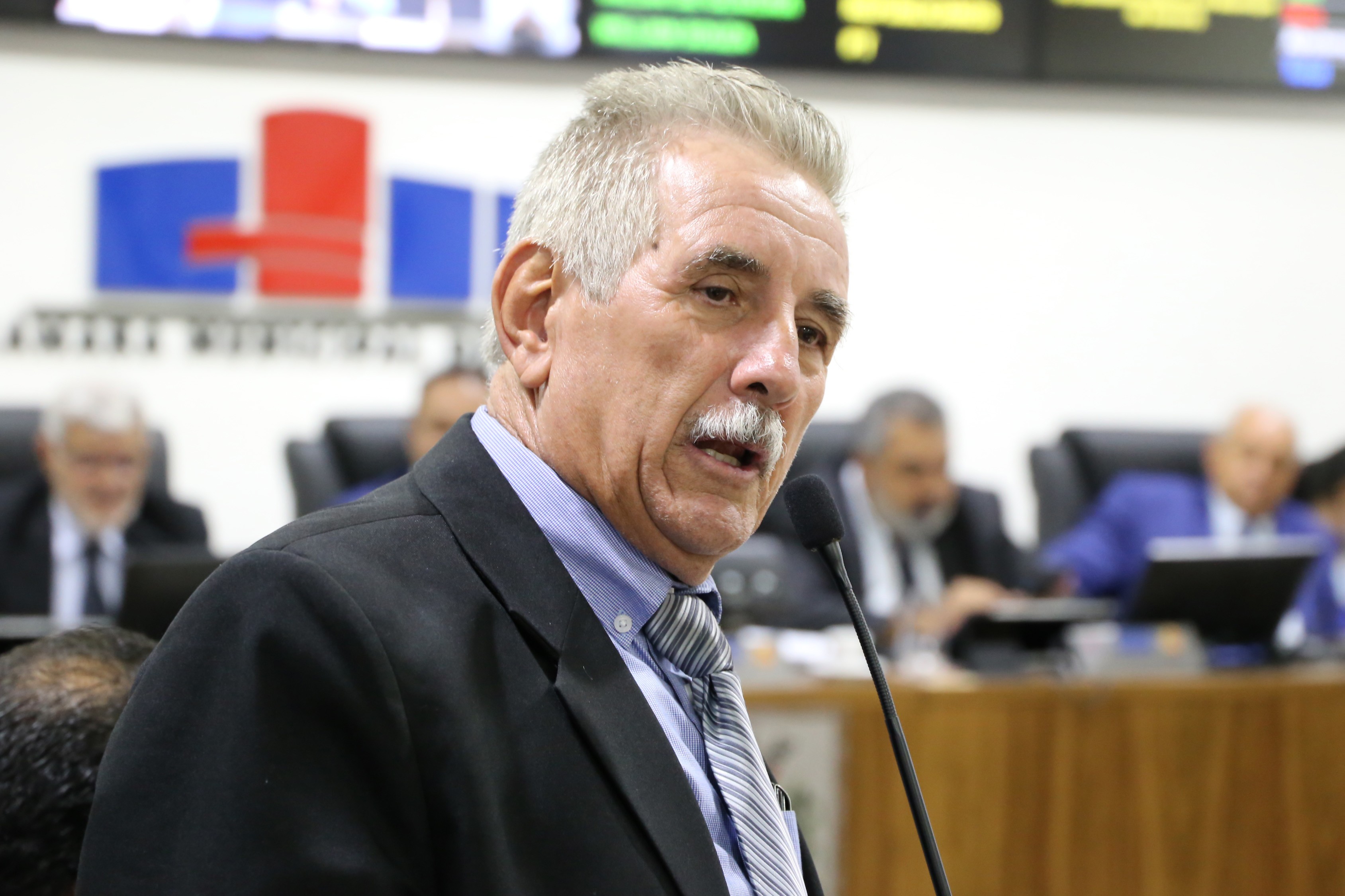 Toninho Mineiro pede ao Governo do Estado vagas em clínicas da dor no sistema Cross