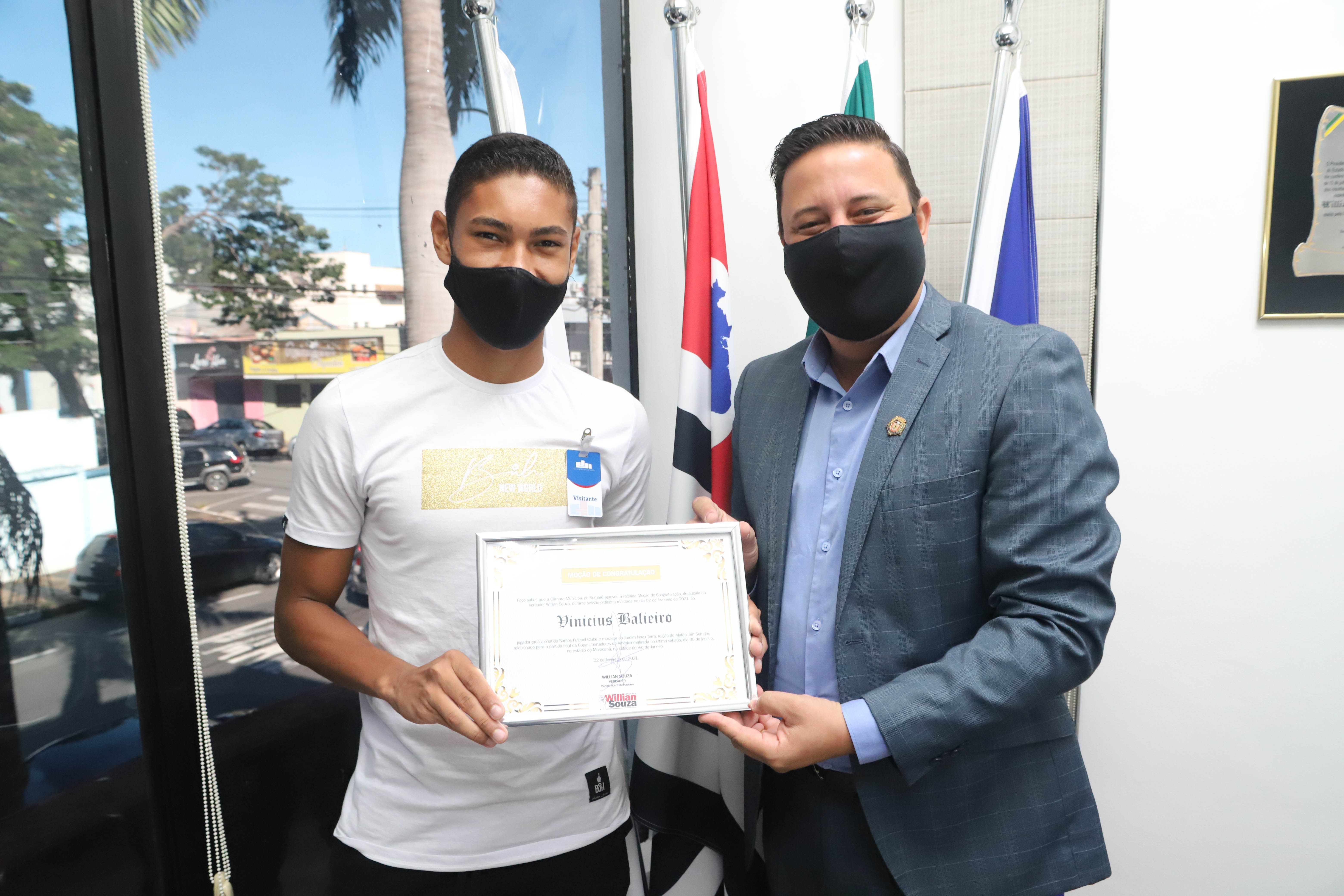 Vinicius Balieiro, do Santos, visita a Câmara e recebe homenagem do presidente Willian Souza