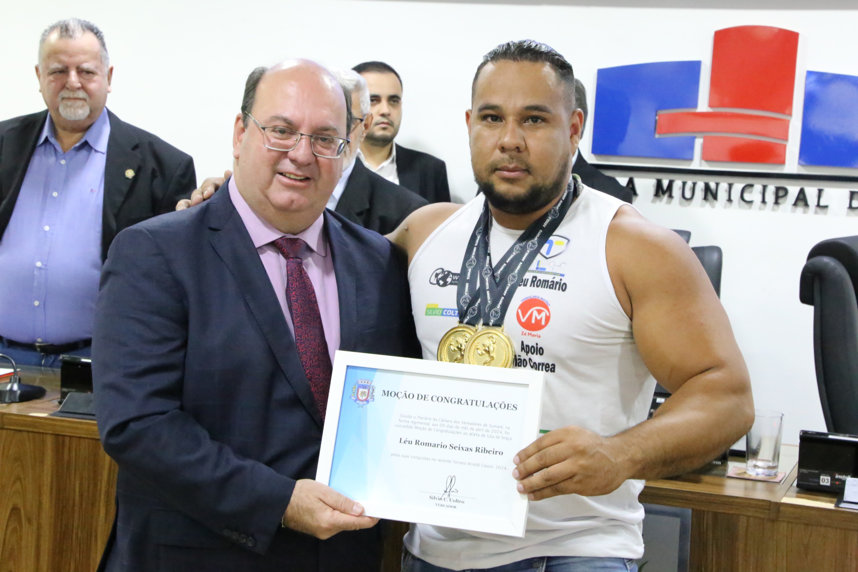 Atleta de luta de braço recebe congratulações dos vereadores após vencer o Arnold Sports Festival