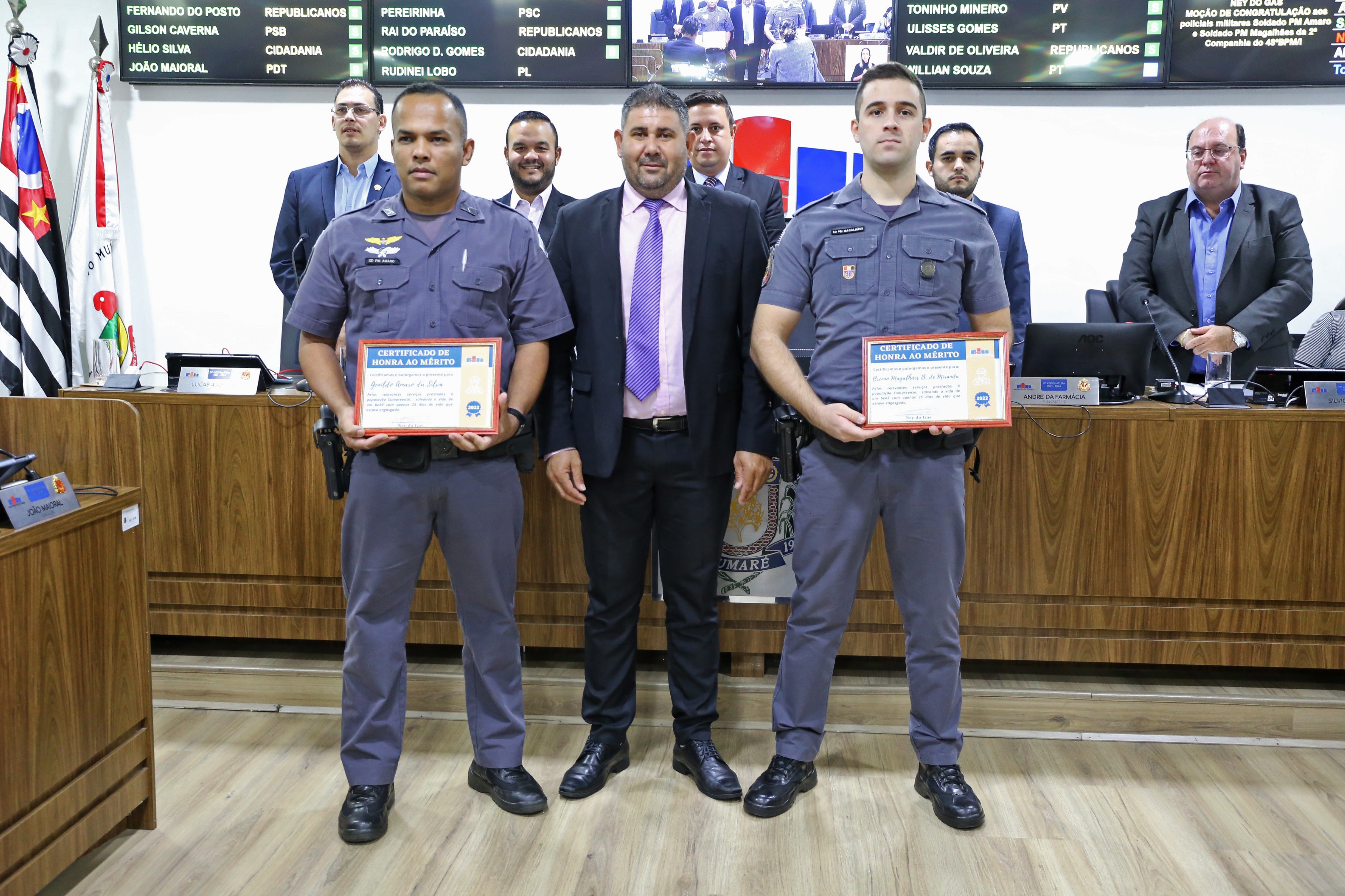 PMs que salvaram recém-nascida são homenageados na Câmara 