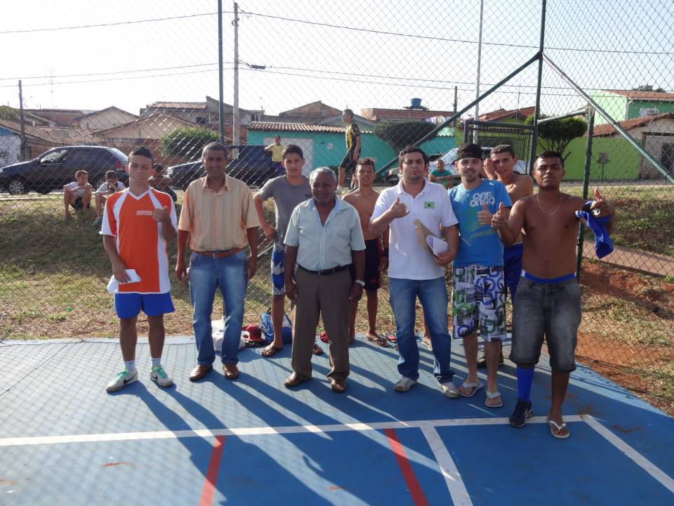 Prof. Marquinho entrega objetivos esportivos na Praça do Ângelo Tomazini