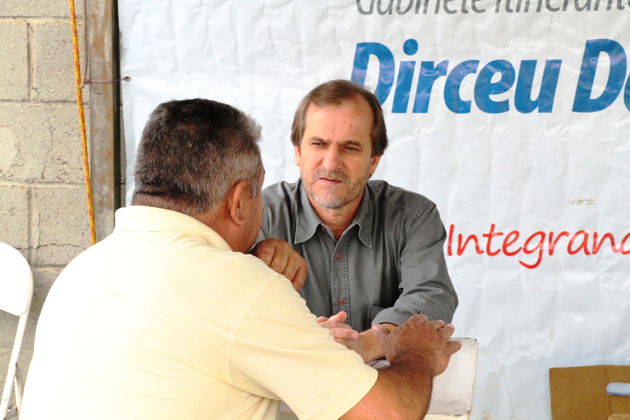 Em frente a UPA, Dalben atende moradores de diversas regiões de Sumaré