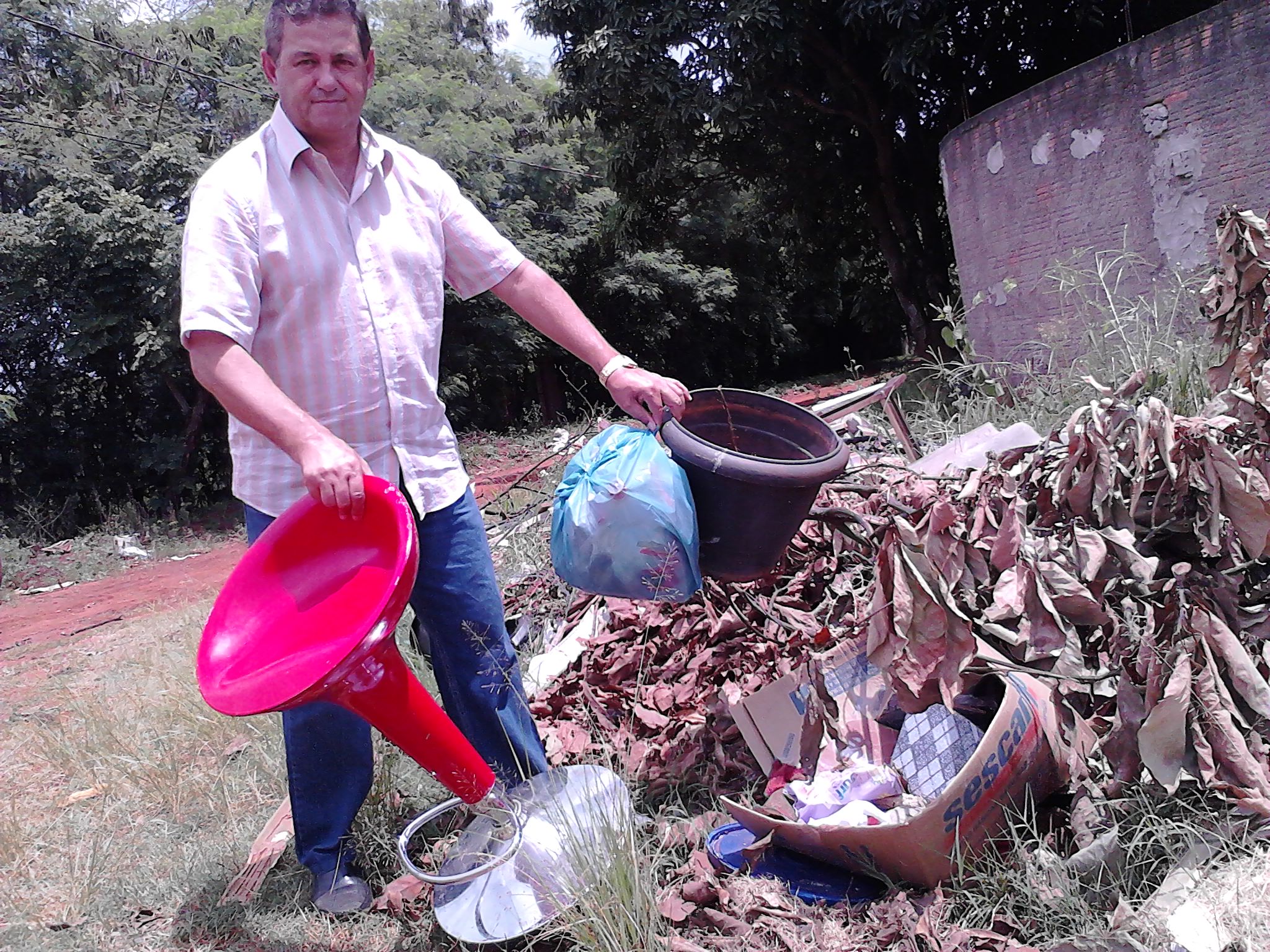 Cláudio retorna a bairro para fiscalizar coleta de lixo