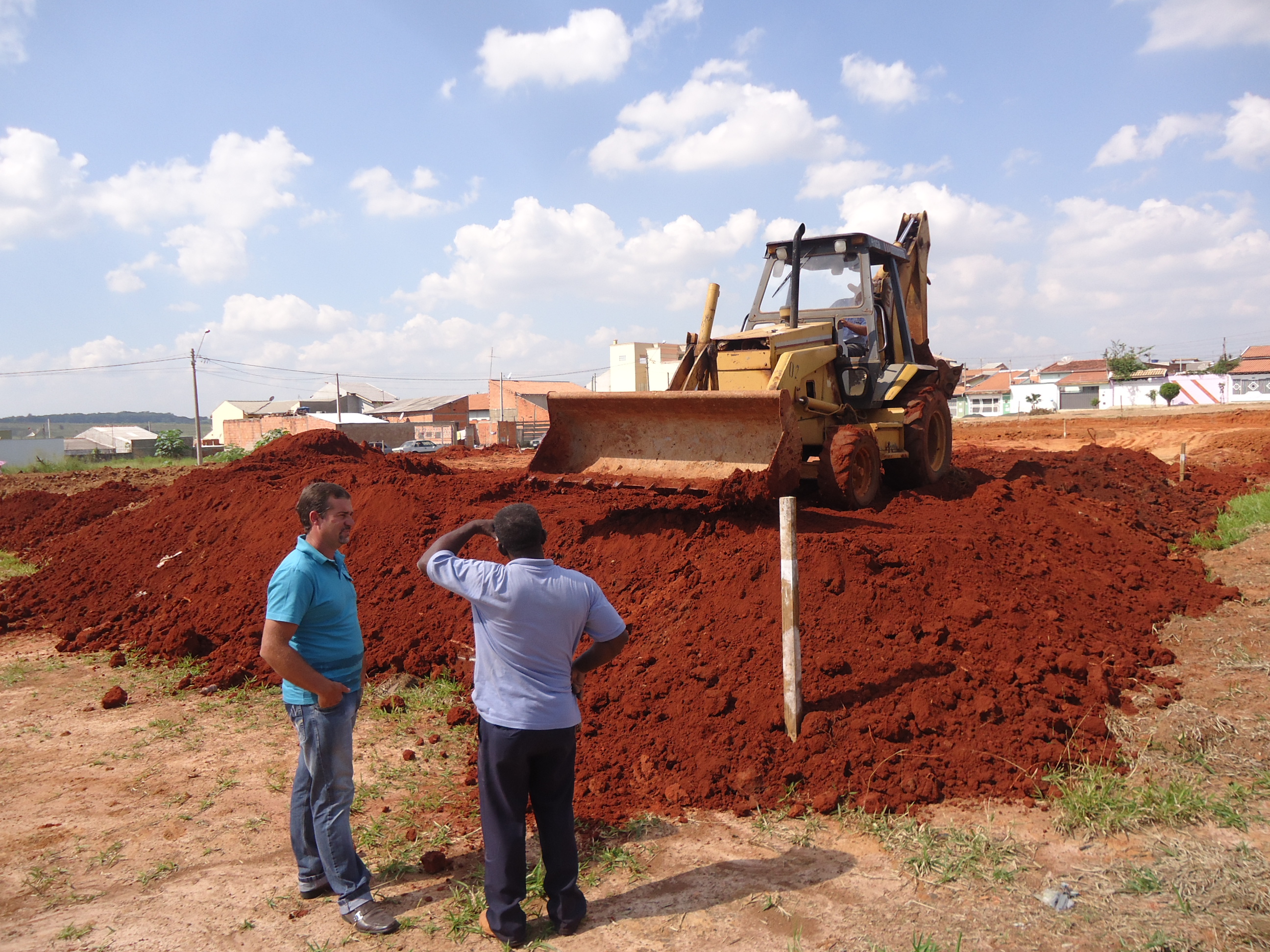 Josué visita a construção da creche do Portal Bordon