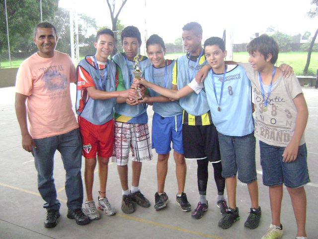 Professor Marquinho apoia futebol em Escola do Estado