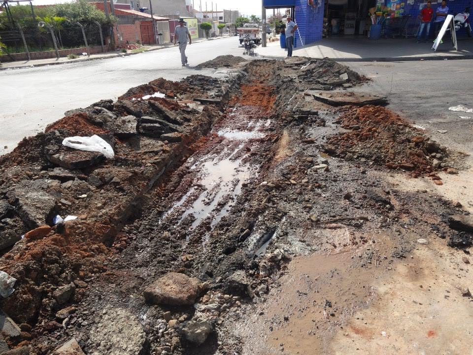 Prof. Marquinho acompanha construção de sarjetão no Jd. Ipês