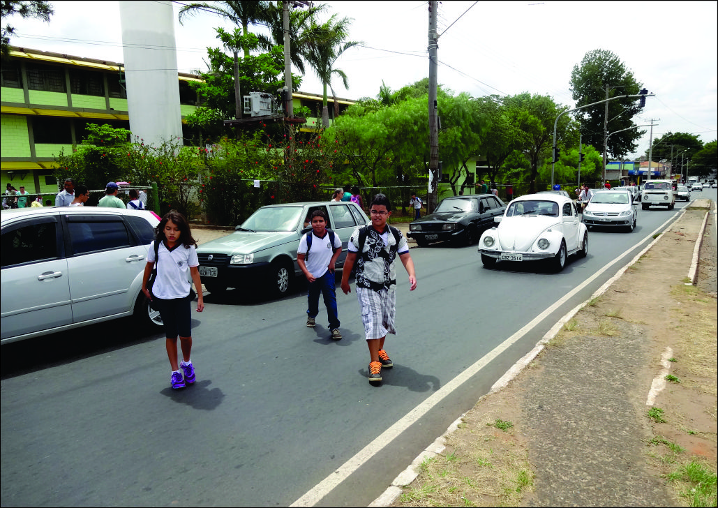 Prof. Marquinho recebe pedido de pais de alunos por melhorias no trânsito