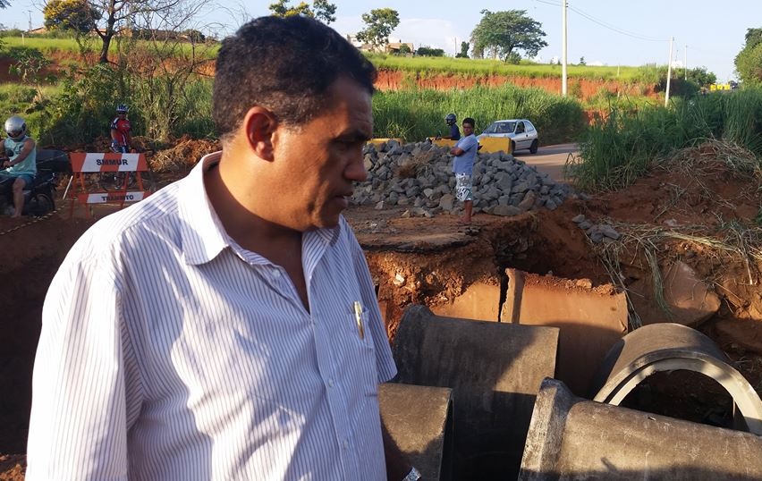 Após queda da ponte Sumaré-Paulínia, o Presidente da Câmara visita o local e cobra o Executivo