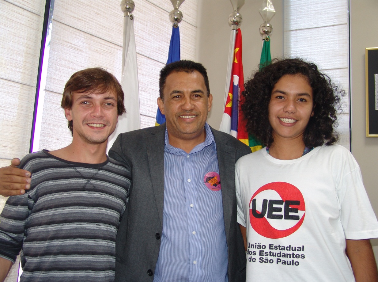 Welington da Farmácia recebe estudantes da UEE e da UNE