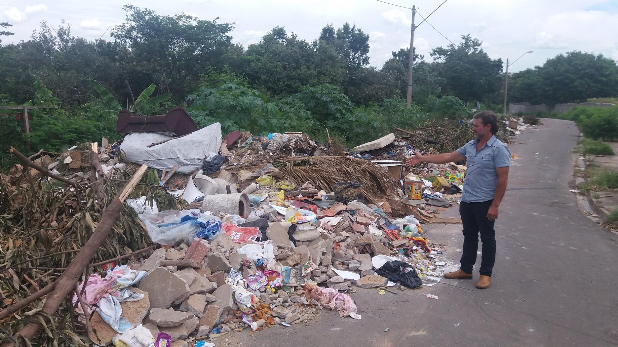 Vereador Josué solicita retirada de entulho no bairro Jardim das Orquídeas