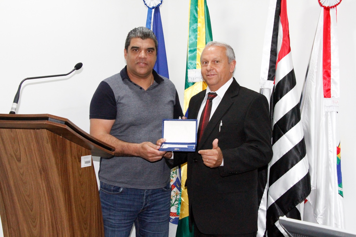 Vereador Tião Correa recebe homenagem de presidente do sindicato dos servidores municipais de Sumaré