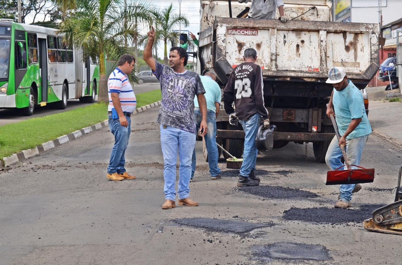 Rua esburacada há mais de dois meses no Matão é motivo de cobrança do vereador Hélio